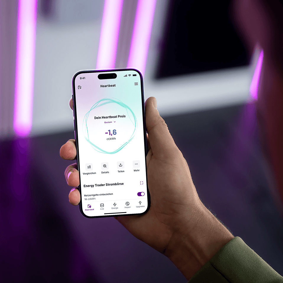 Hand hält Smartphone, auf dessen Bildschirm die Heartbeat-App zu sehen ist